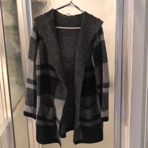 Women’s cardigan in gray/black.